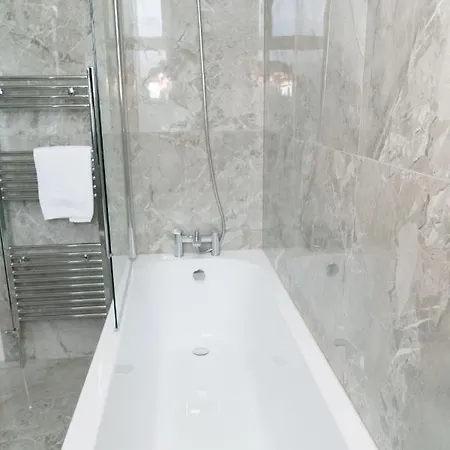 Kitchener House * ليدز