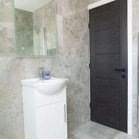 Kitchener House * ليدز